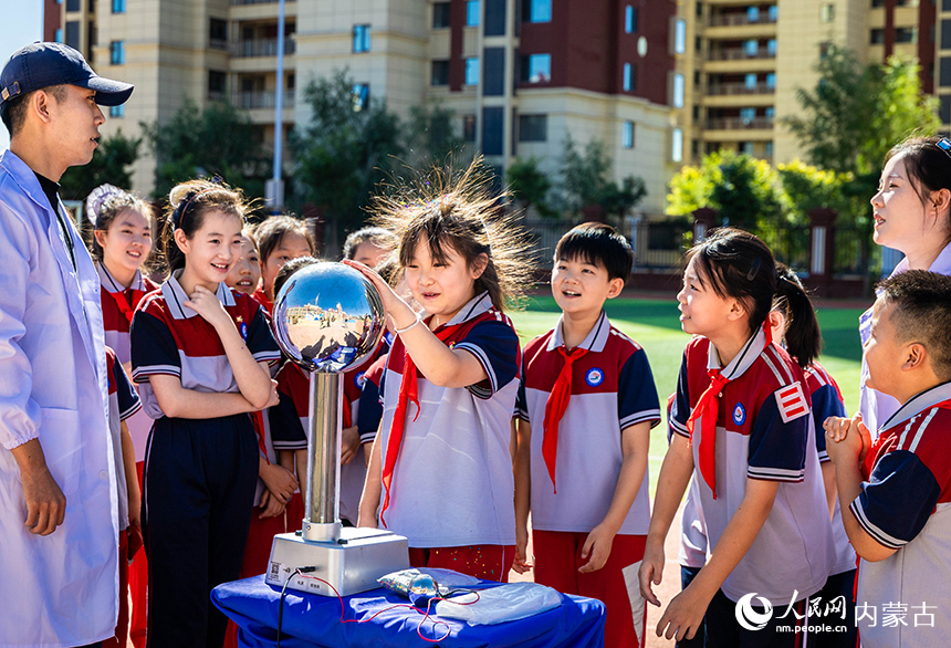 呼和浩特市新城区北垣小学新雅校区学生们参与静电实验互动科普项目。丁根厚摄