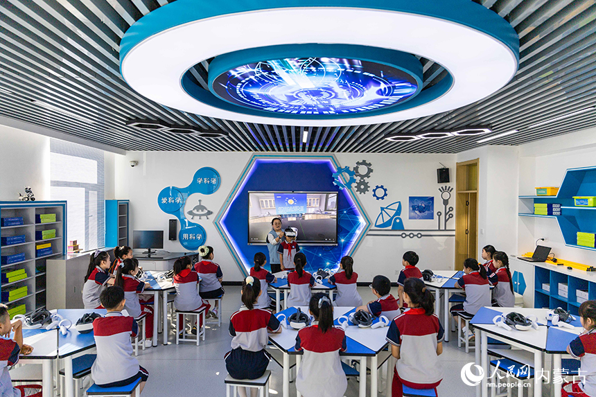 呼和浩特市新城区北垣小学新雅校区学生们通过体验VR设备学习太阳系知识。丁根厚摄