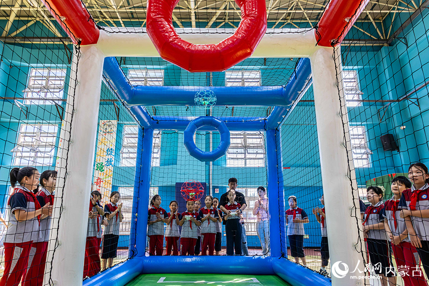 呼和浩特市新城区北垣小学新雅校区学生们体验无人机足球竞赛项目。丁根厚摄