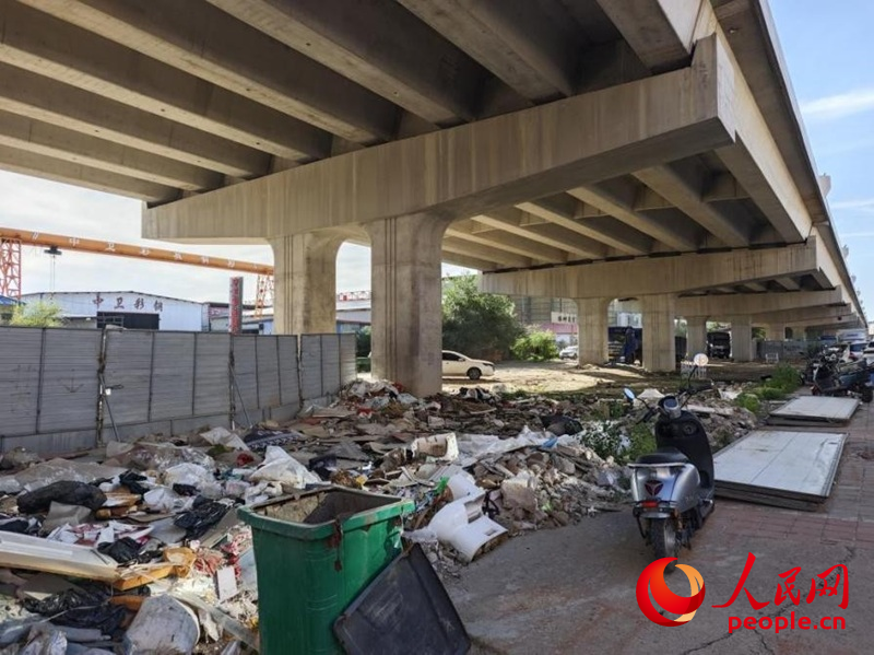 2026年7月，清河北路沿街商铺门前有围挡，路面堆满了垃圾。人民网记者 刘艺琳摄