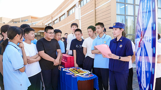 消防知识问答、消防大转盘趣味互动环节。李林潨摄