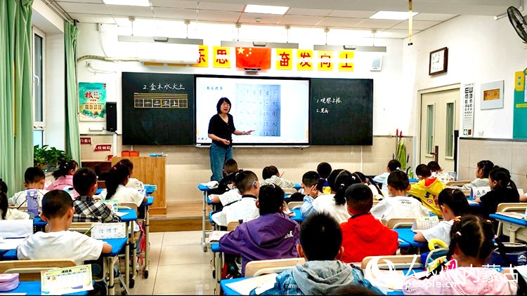 张艳春在讲台上授课。实习生 安格尔摄