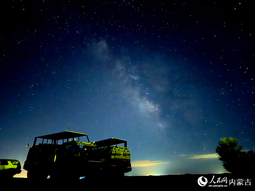 夜鸣沙上空，银河清晰横贯夜空。受访单位供图