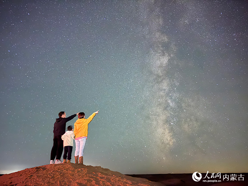 游客结伴在夜鸣沙徒步观星。受访单位供图