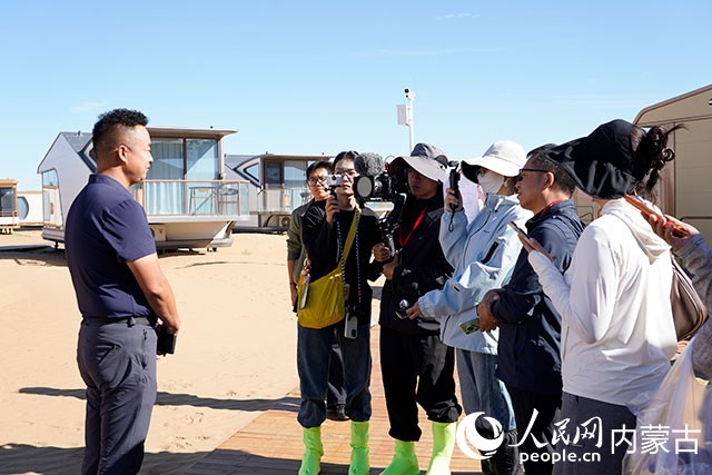 采访团在夜鸣沙旅游区了解景区文旅产业发展现状。人民网记者 苗阳摄