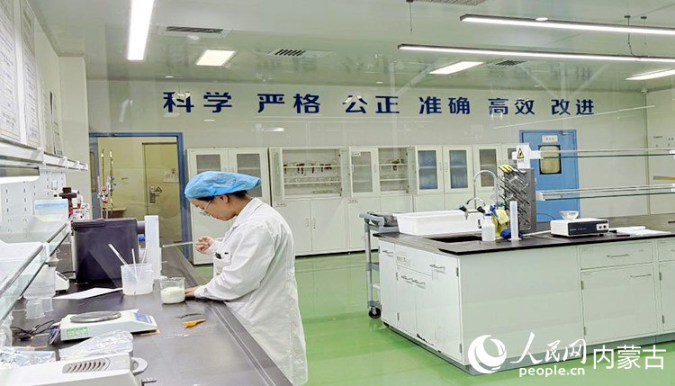 内蒙古盛健生物科技有限责任公司过程检测室里，工作人员正在完成产品检测。实习生 乔梦桐摄