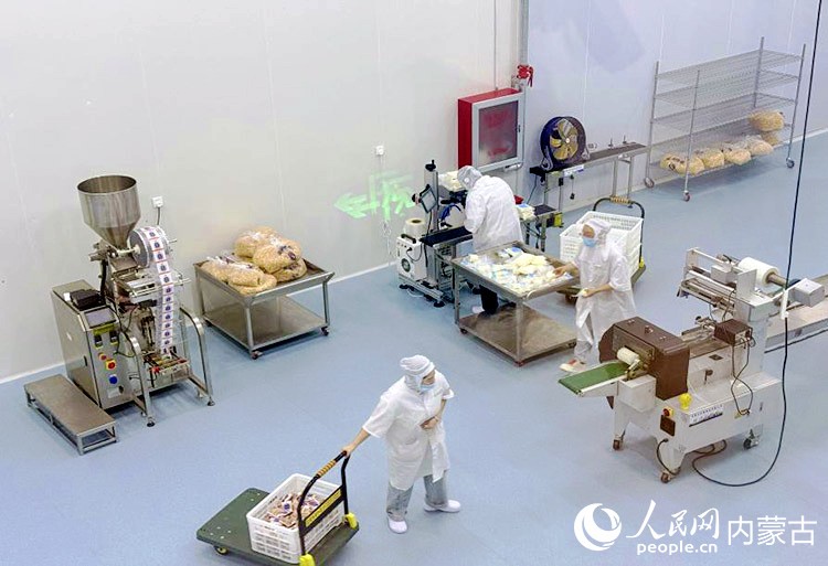 内蒙古达恒食品有限责任公司食品包装车间内，工作人员进行食品包装。实习生 乔梦桐摄