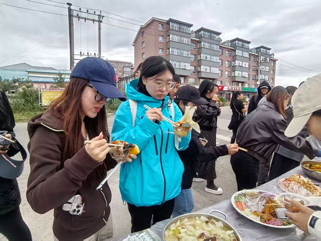 民族美食·長桌宴現場。