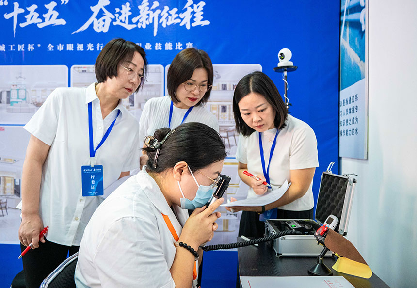 呼和浩特市眼视光行业职工职业技能比赛现场，参赛选手在进行验光项目的实操比拼。丁根厚摄