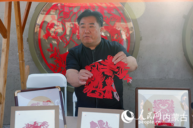 段建珺展示剪纸作品。实习生 乔正洋摄