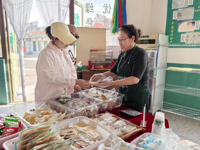 希牧肽非遗传承工坊负责人向游客介绍产品。