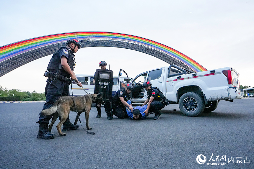 卫疆特勤队民警成功抓捕“犯罪嫌疑人”。郭鹏杰摄