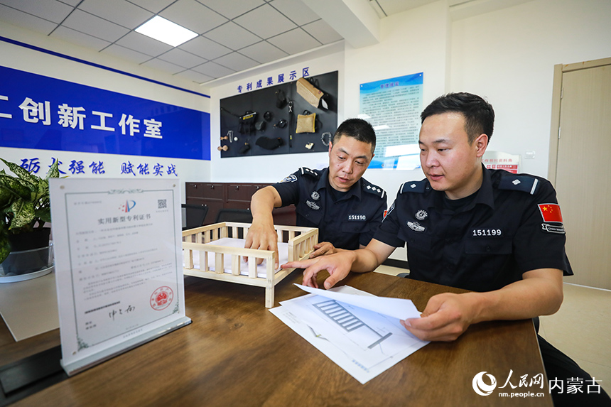 民警自主研发的“恒温犬床”获国家发明专利。郭鹏杰摄