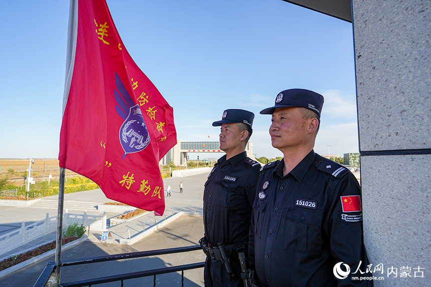 卫疆特勤队民警在国门第一哨执勤。郭鹏杰摄