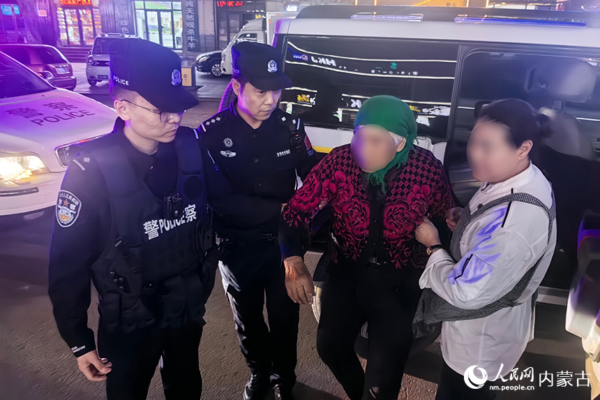 卫疆特勤队民警救助迷路老人。郭鹏杰摄