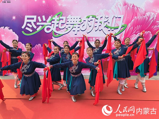 参赛队伍亮相。实习生 张美茹摄