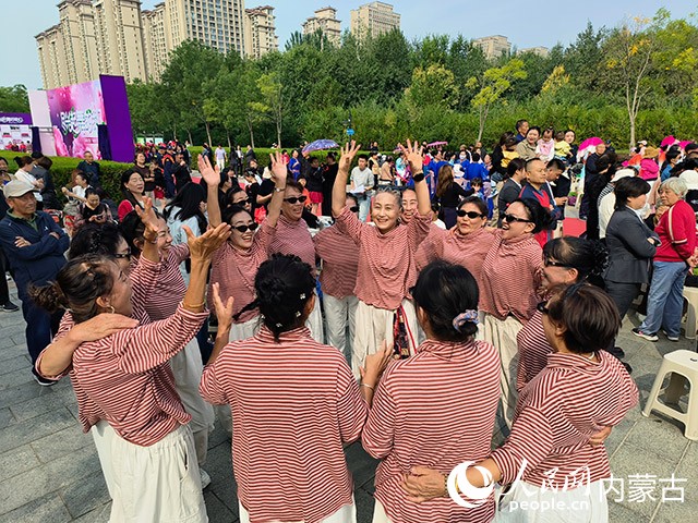 参赛队伍赛后拥抱。实习生 张美茹摄