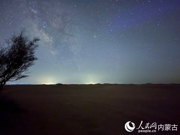 夜鳴沙旅游區，星海傾瀉沙丘之上，天地遼闊至極。受訪單位供圖