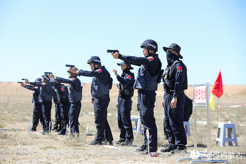二連出入境邊防檢查站民警進行實彈射擊比武競賽。郭鵬杰攝