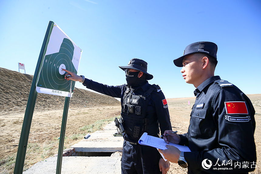 二连出入境边防检查站射击安全员统计民警射击成绩。郭鹏杰摄