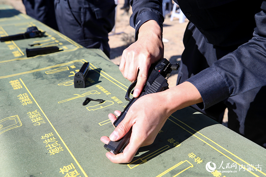 二连出入境边防检查站民警进行枪支分解结合比武。郭鹏杰摄