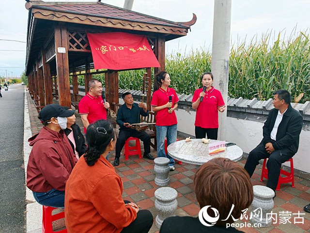 “家门口唠嗑队”的成员正在表演节目《“石榴法”到底是个什么法》。人民网记者 苗阳摄