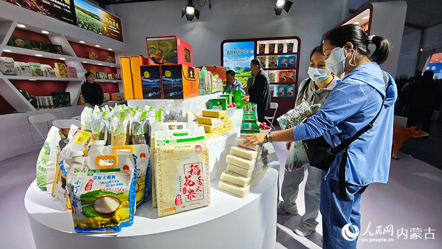 市民在绿博会现场挑选产品。人民网记者 张雪冬摄