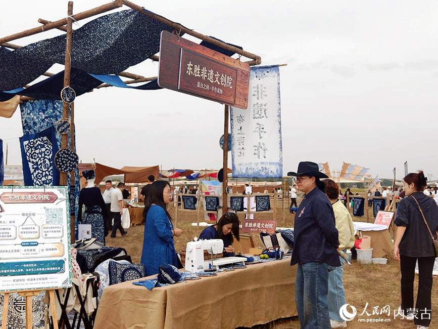 草原光影市集展出的非遺手作。人民網記者 趙夢月攝