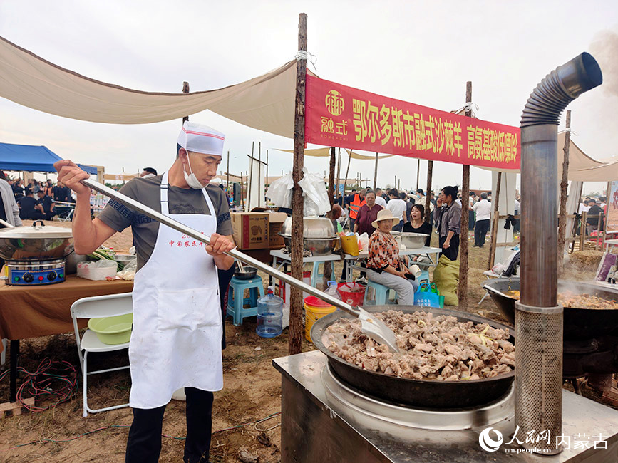 市集現場熱氣騰騰的大鍋燉羊肉。人民網記者 趙夢月攝