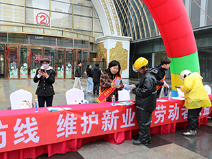 工作人员面对面为群众答疑解惑