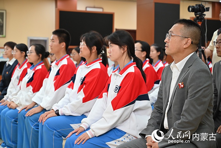 台下内蒙古师范大学附属中学师生认真听讲。人民网记者 寇雅楠摄