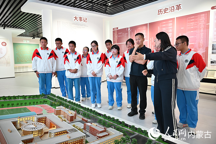 赵耀和学生们一同参观了内蒙古师范大学附属中学校史馆。人民网记者 寇雅楠摄