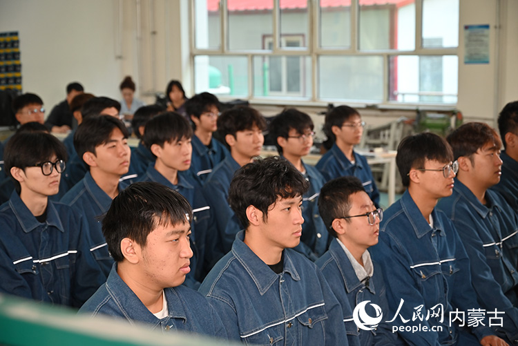 呼和浩特市职业技术大学学生们认真听讲。人民网记者 寇雅楠摄