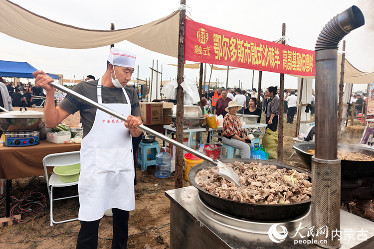 市集现场热气腾腾的大锅炖羊肉。人民网记者 赵梦月摄