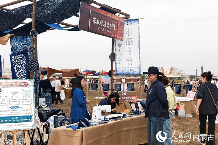 草原光影市集展出的非遗手作。人民网记者 赵梦月摄