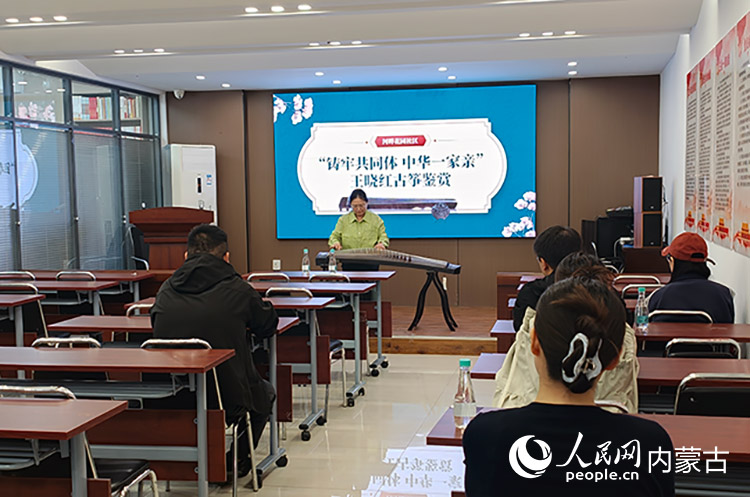 王晓红工作室内，原创作品《母亲的呼唤》吸引了部分居民前来欣赏。人民网记者 苗阳摄