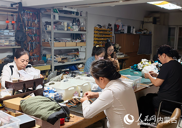 非遗皮雕工作室里，社区居民正在制作手工艺品。人民网记者 苗阳摄