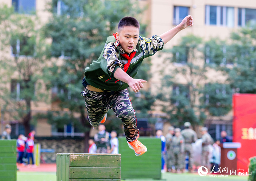 呼和浩特市玉泉區首屆青少年國防教育軍事體育技能大賽現場，小選手在進行100米障礙跑項目的比拼。丁根厚攝