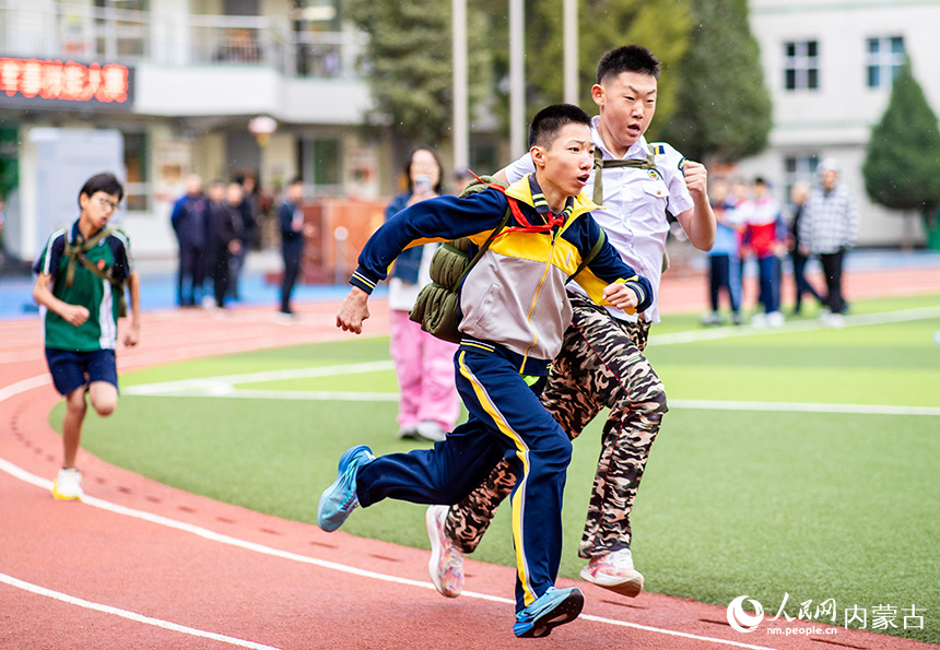 呼和浩特市玉泉区首届青少年国防教育军事体育技能大赛现场，小选手参加400米负重跑竞赛。丁根厚摄