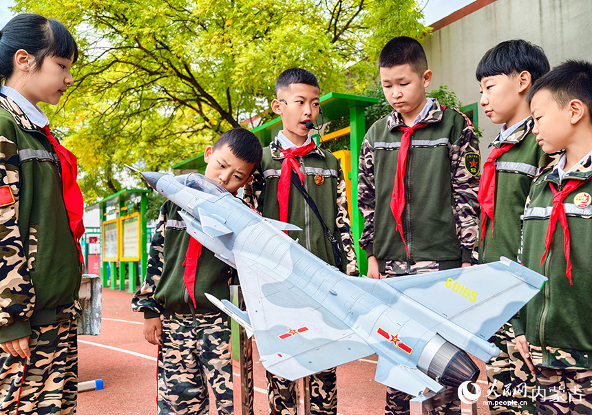 呼和浩特市玉泉区首届青少年国防教育军事体育技能大赛现场，小选手在参观军事装备模型。丁根厚摄