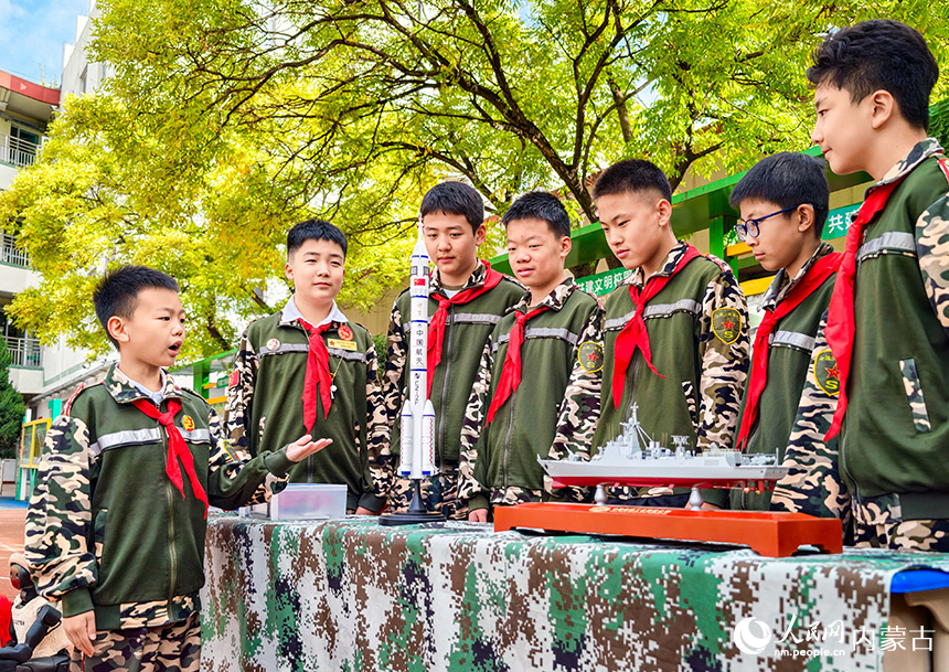 呼和浩特市玉泉区首届青少年国防教育军事体育技能大赛现场，小选手在参观长征二号F运载火箭实体模型。丁根厚摄