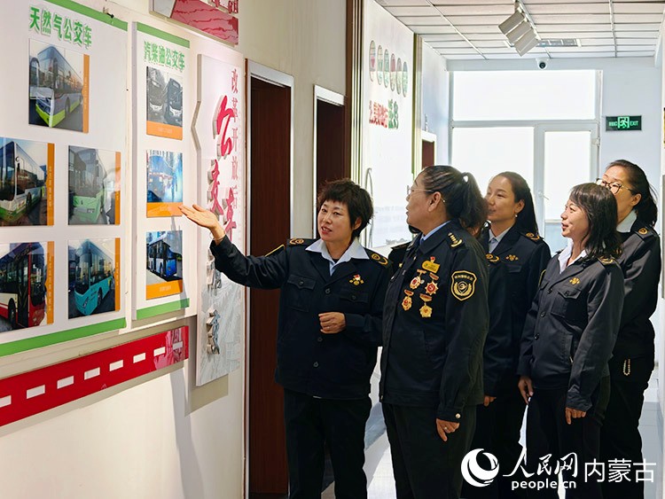 刘海燕（左二）和一线职工一同参观包头市公交运输集团公司第四公司党建长廊。人民网记者 苗阳摄