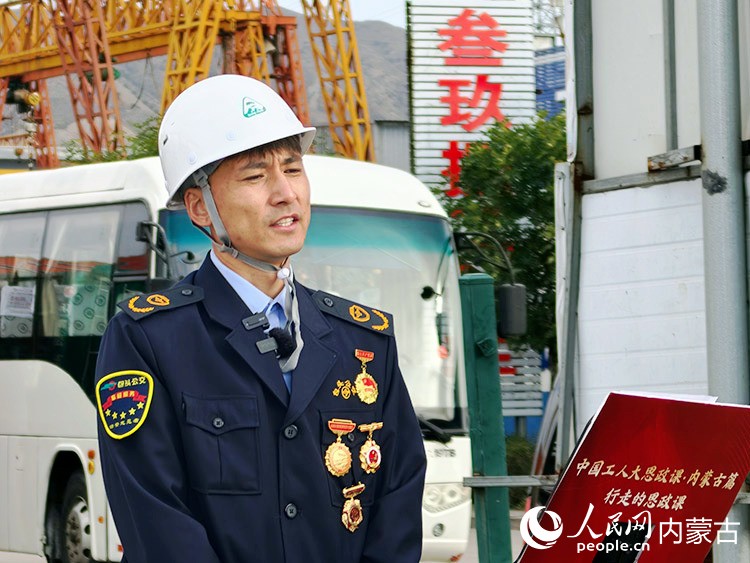 王雄和一线员工分享工作经验。人民网记者 苗阳摄
