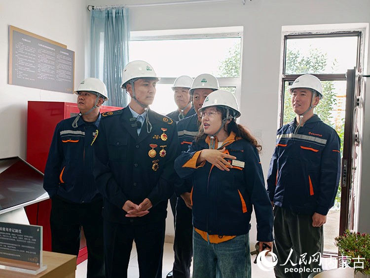王雄在园区进行参观。人民网记者 苗阳摄