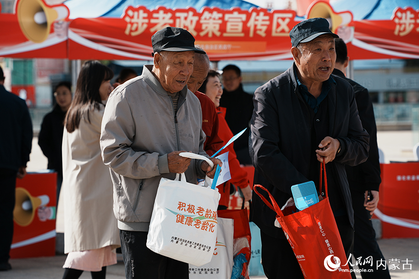 老年群眾在涉老政策宣傳區了解相關政策。實習生 徐振宇攝