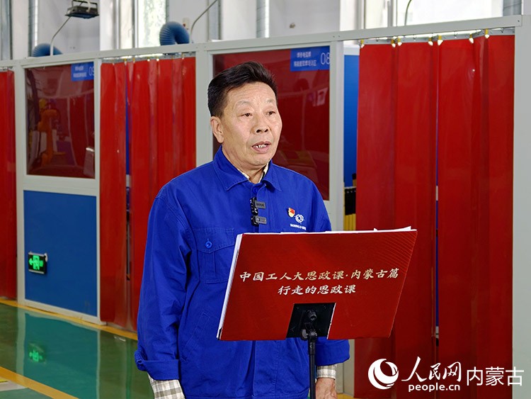 卢仁峰与青年职工一起交流经验。人民网记者 苗阳摄