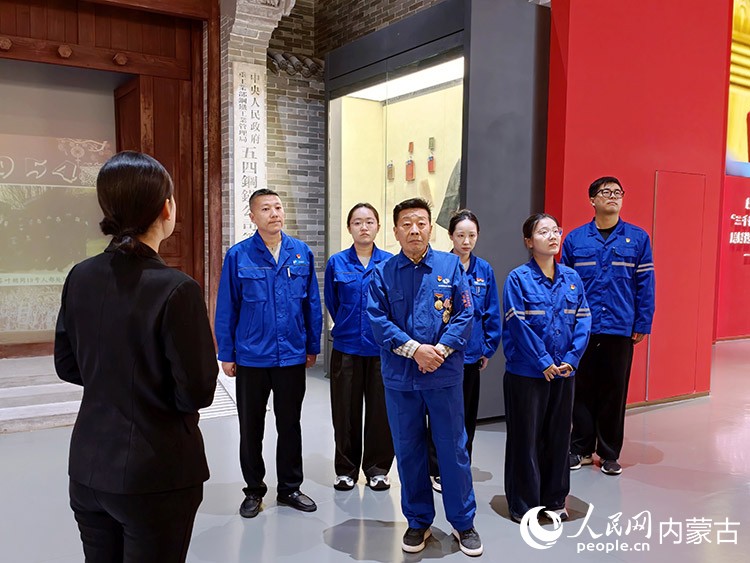 卢仁峰和青年职工参观包钢集团科技商务交流中心。人民网记者 苗阳摄