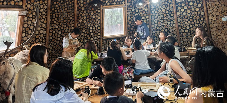 宋仕华在给青少年展示如果制作桦树皮画。受访者供图