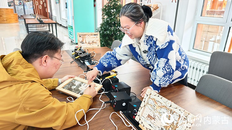 在太阳城的桦树皮画研学制作工坊中，游客正在制作。人民网记者 张力洋摄
