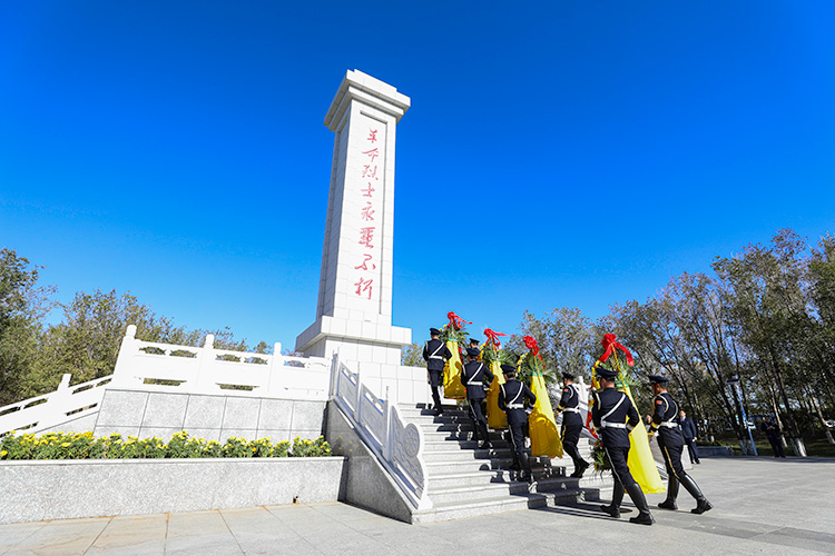 二连出入境边防检查站民警向人民英雄敬献花篮。郭鹏杰摄